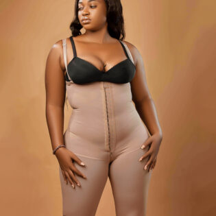 Model wearing a long bodyshaper with perineal zipper from Body by Blondy, providing full-body support and convenience